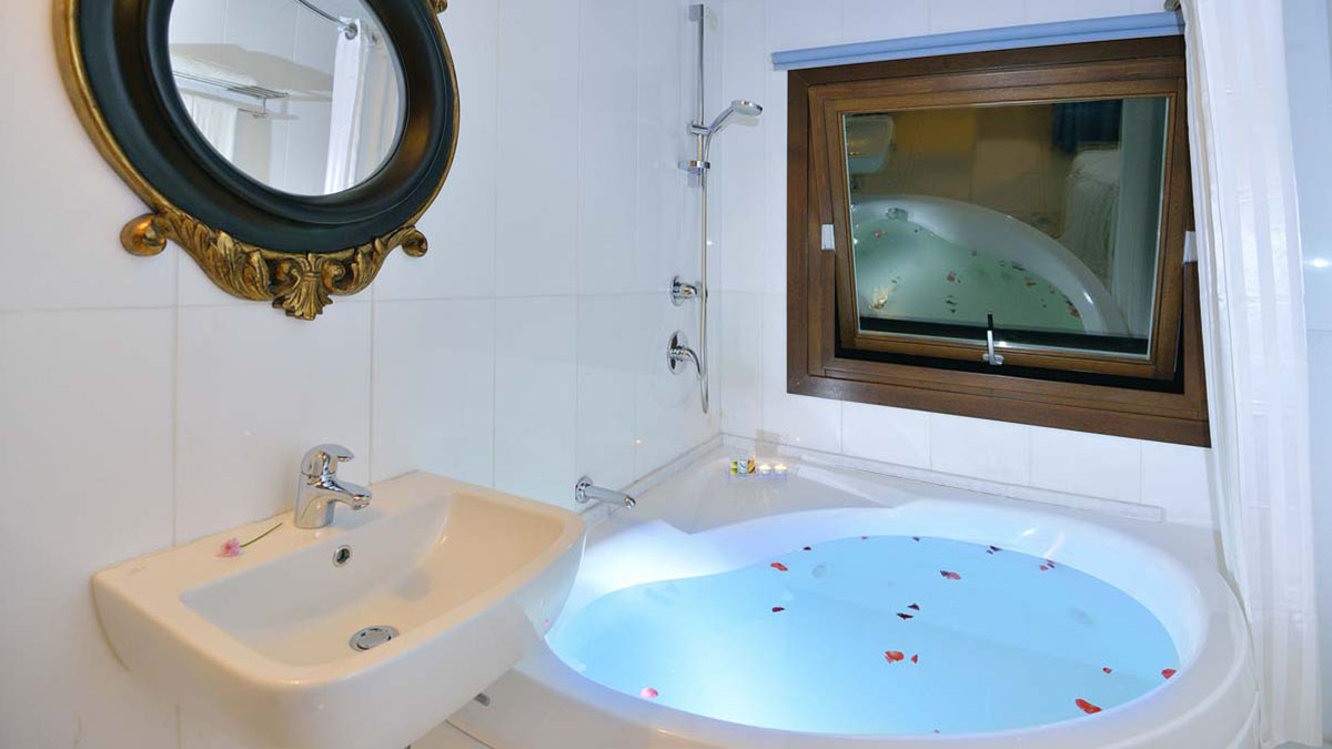 Honeymoon Suite Indoor Jacuzzi